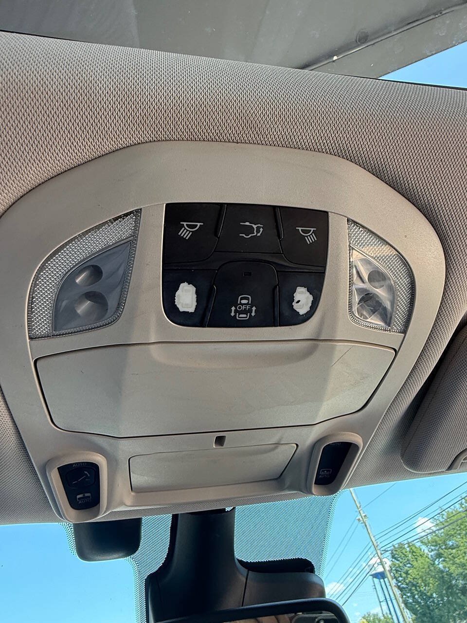 Used 2018 Chrysler Pacifica Limited w/ Tire & Wheel Group FWD image 26
