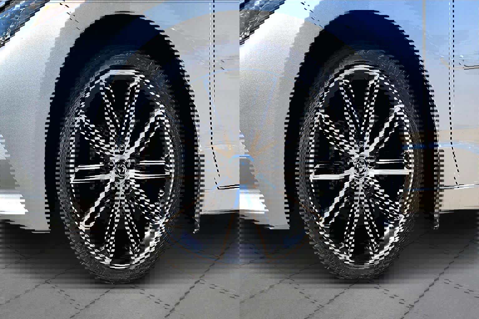 Used 2019 Toyota Avalon XSE image 11