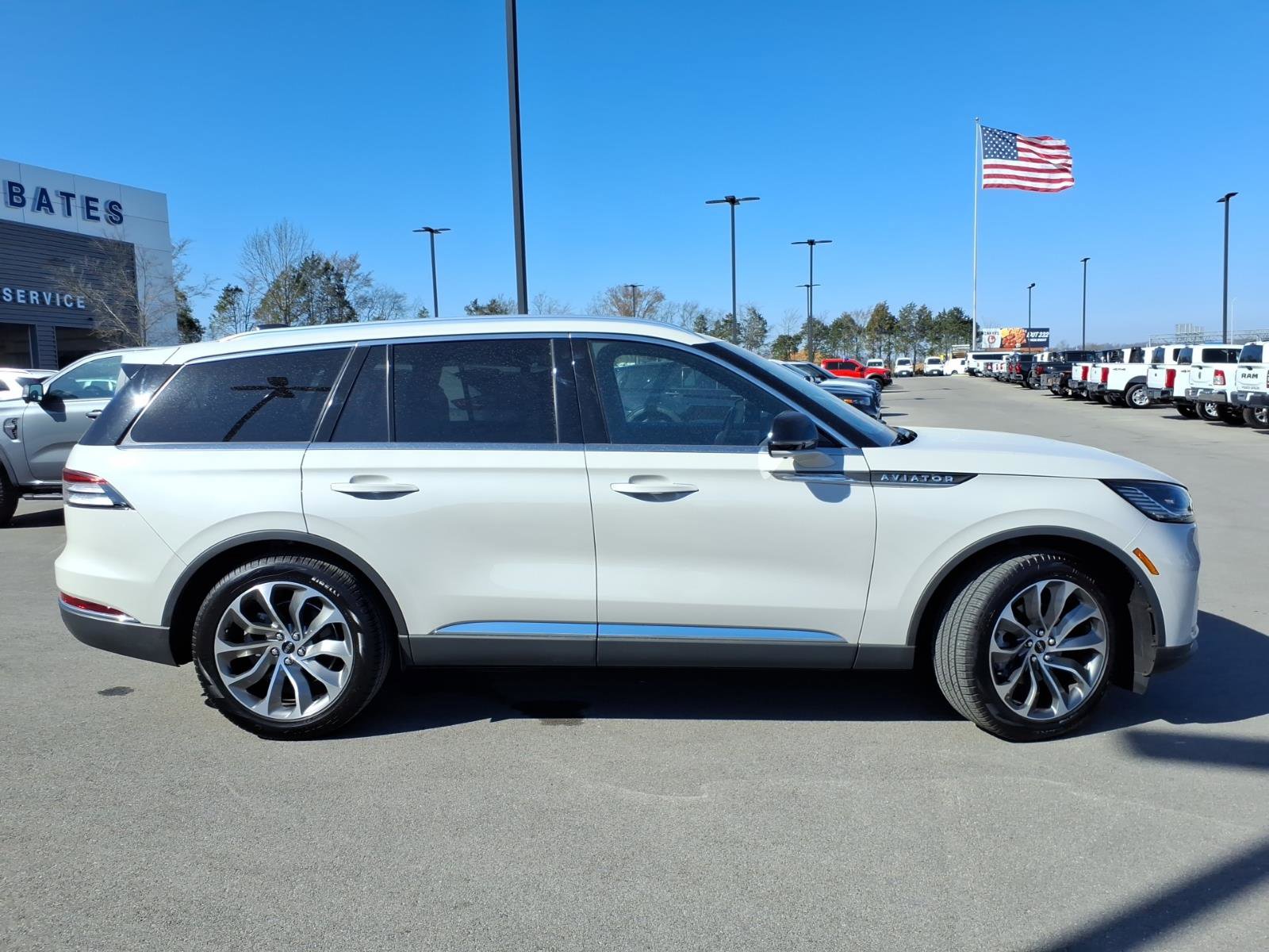 Used 2025 Lincoln Aviator Reserve w/ Luxury Package image 2