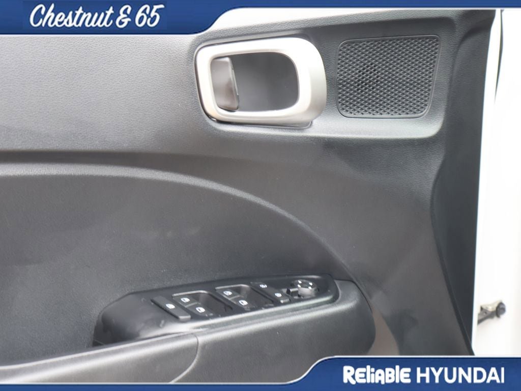 Used 2023 Hyundai Venue SEL FWD image 22