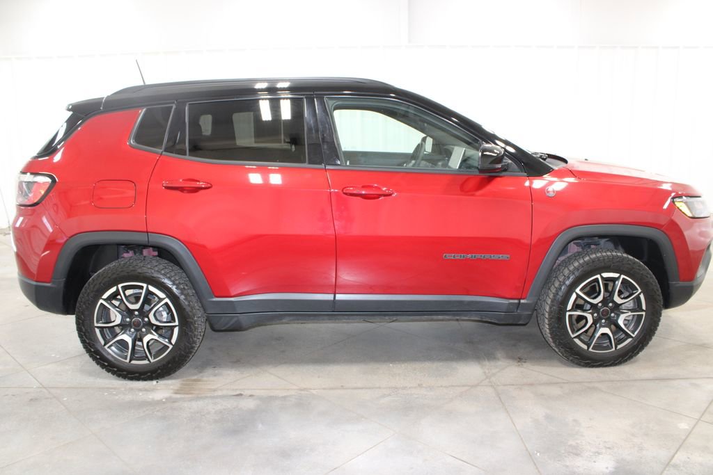 Used 2025 Jeep Compass Trailhawk AWD/4WD image 11