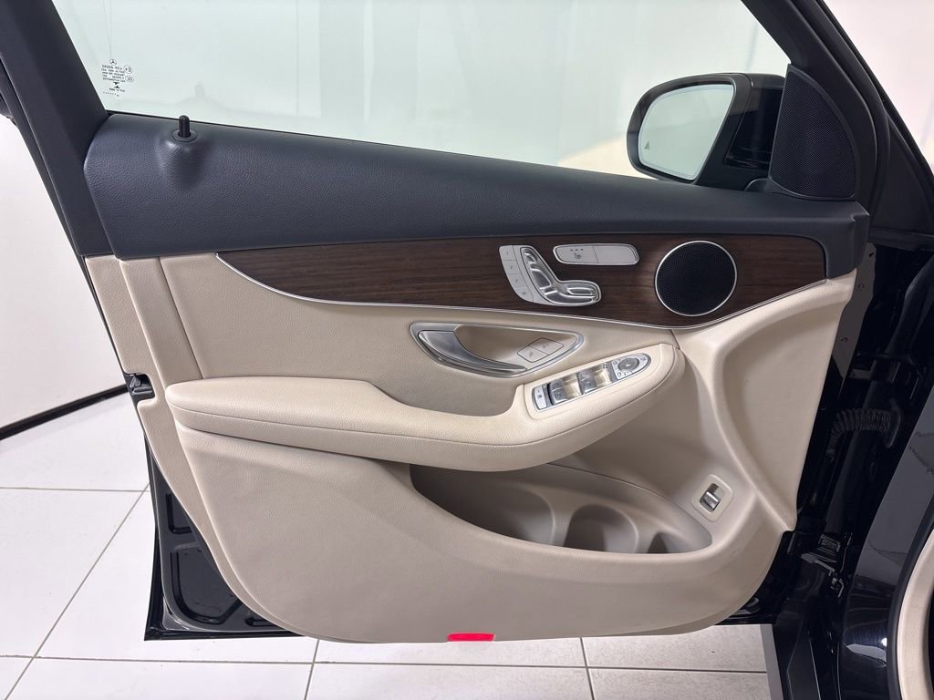 Used 2020 Mercedes-Benz GLC 300 4MATIC w/ Premium Package image 15