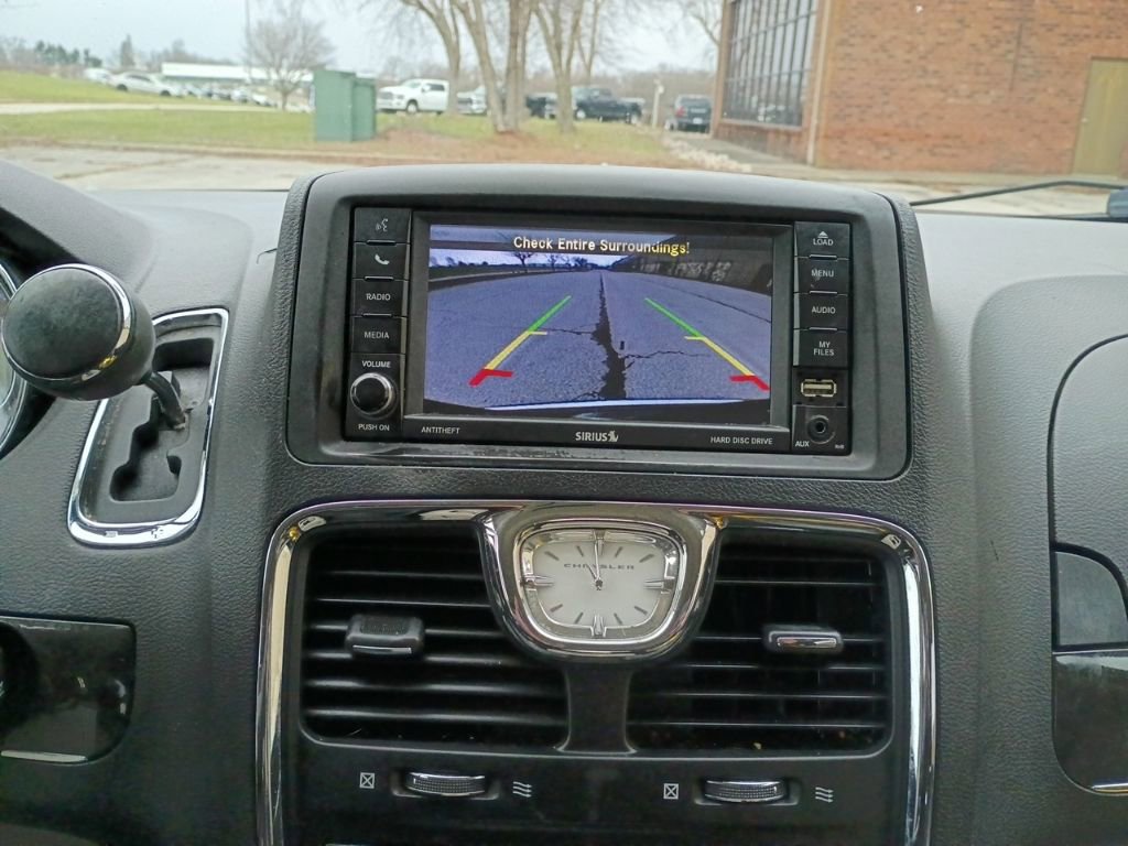 Used 2015 Chrysler Town & Country Touring w/ Driver Convenience Group image 34