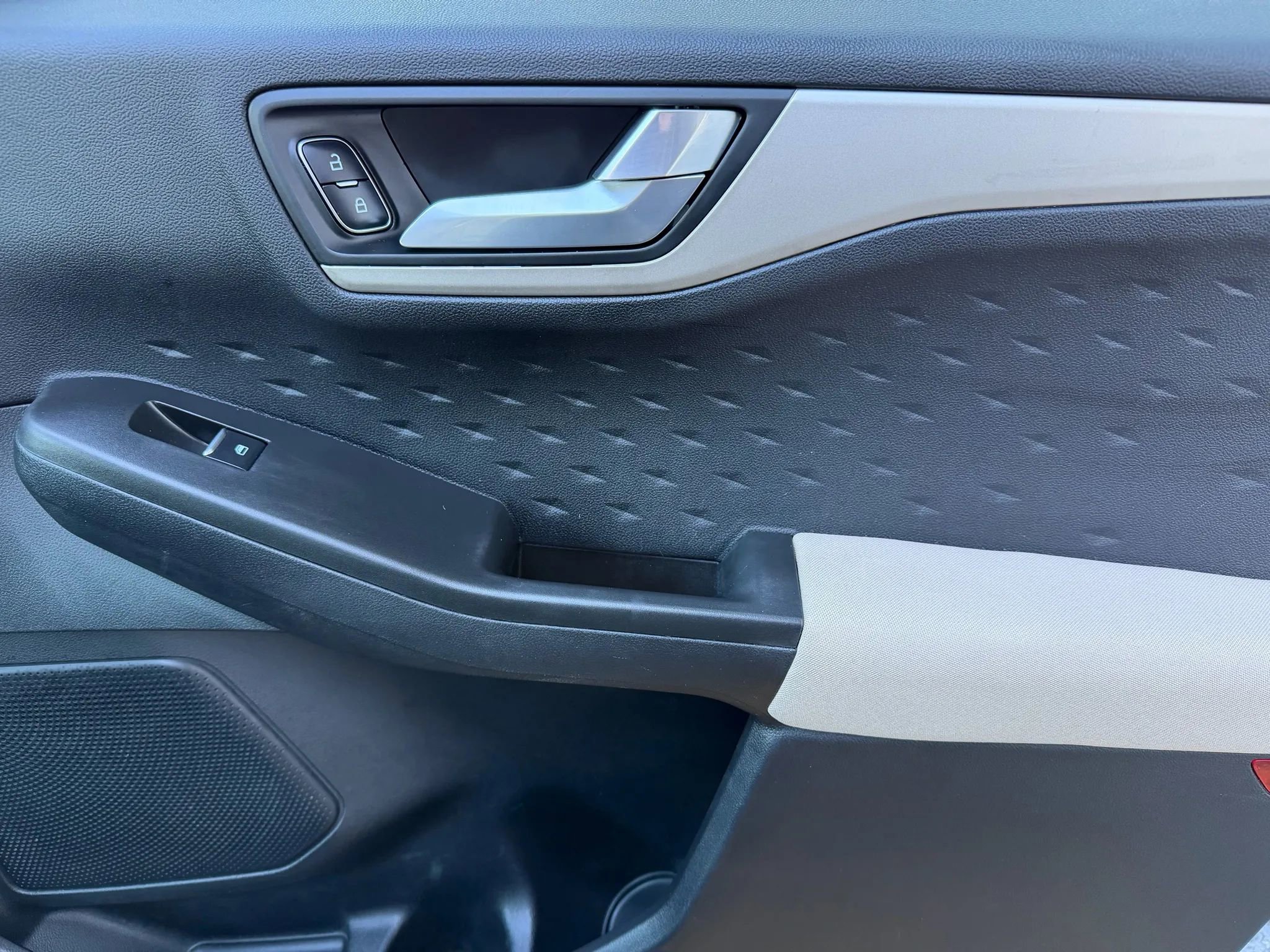 Used 2020 Ford Escape SE image 15