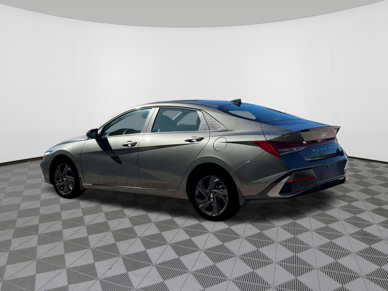 New 2026 Hyundai Elantra SEL Sport FWD image 4