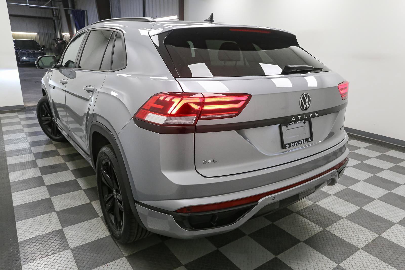 Certified 2023 Volkswagen Atlas Cross Sport SEL R-Line AWD/4WD image 12