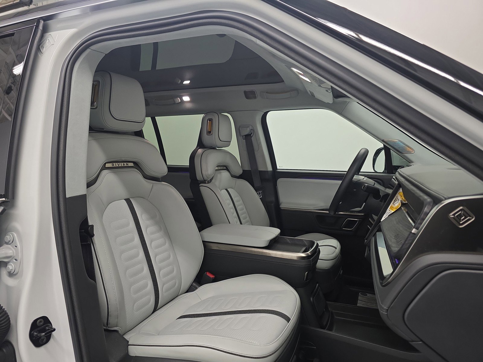 Used 2024 Rivian R1S Adventure image 24