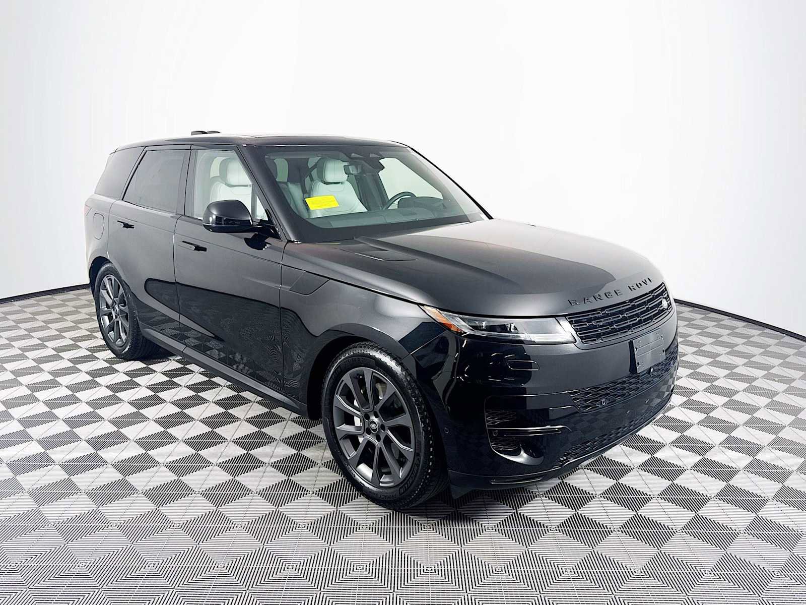 Used 2024 Land Rover Range Rover Sport SE image 3
