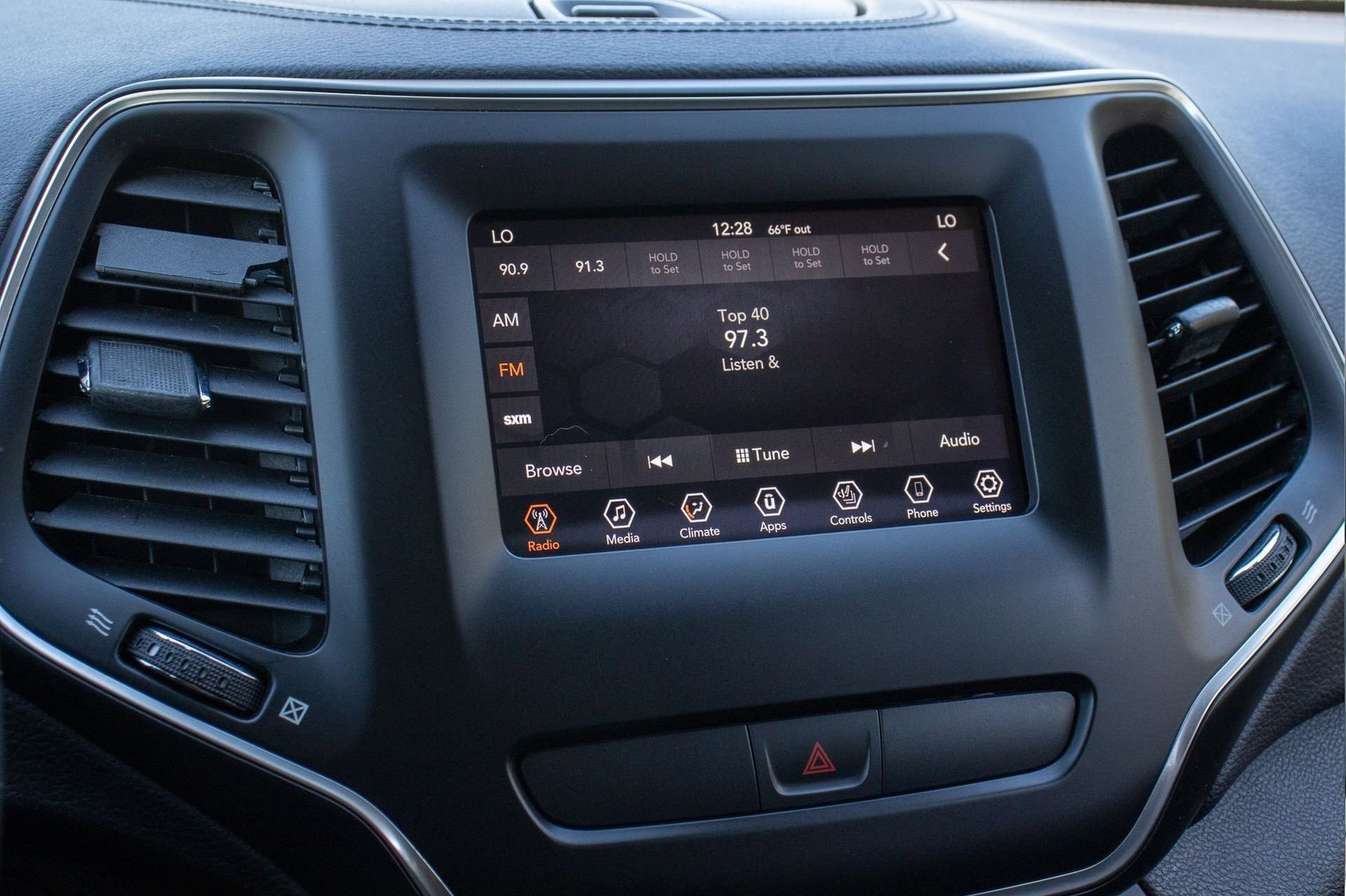 Used 2019 Jeep Cherokee Latitude Plus w/ Comfort/Convenience Group image 33