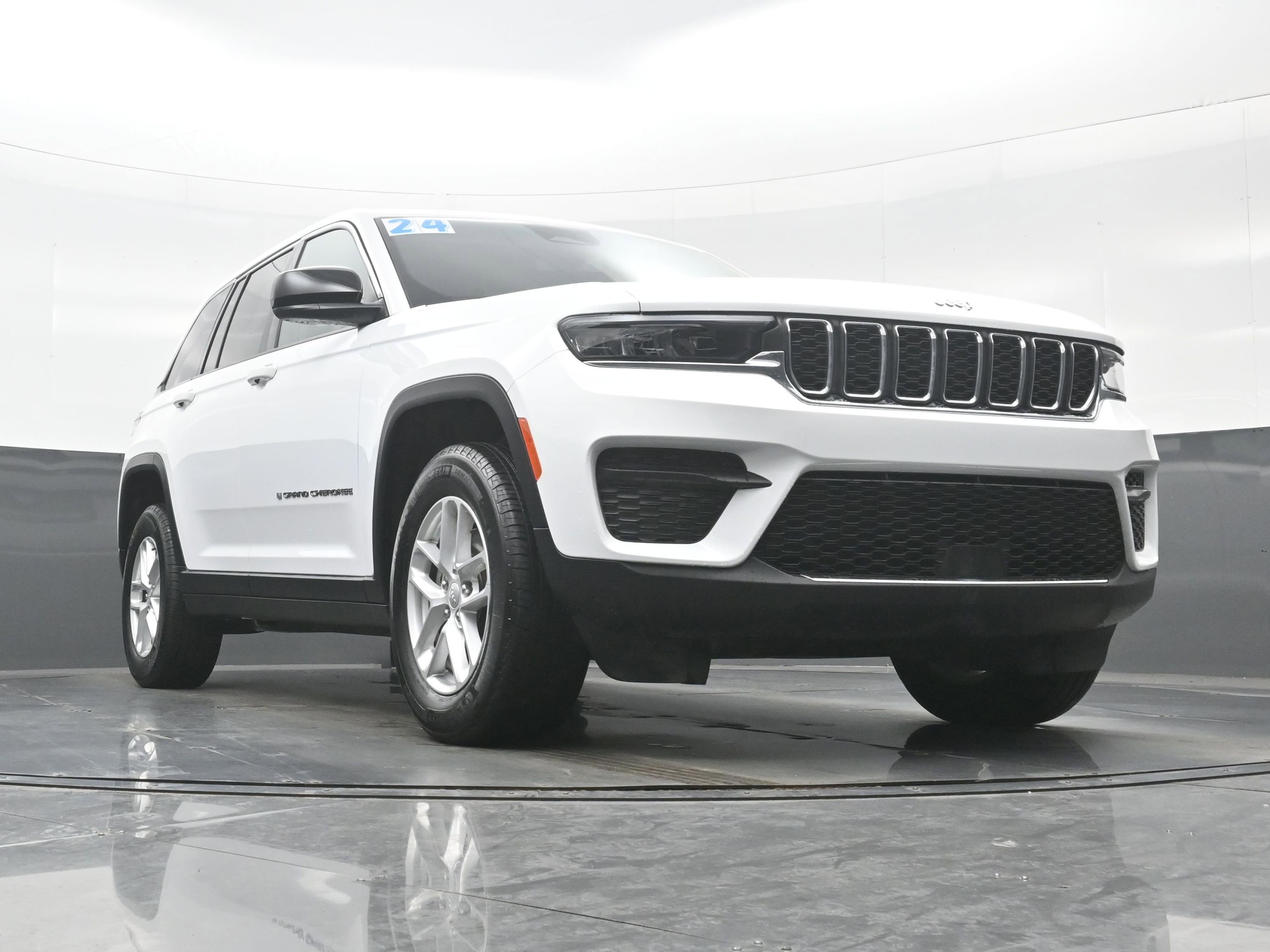 Used 2024 Jeep Grand Cherokee Laredo X image 33