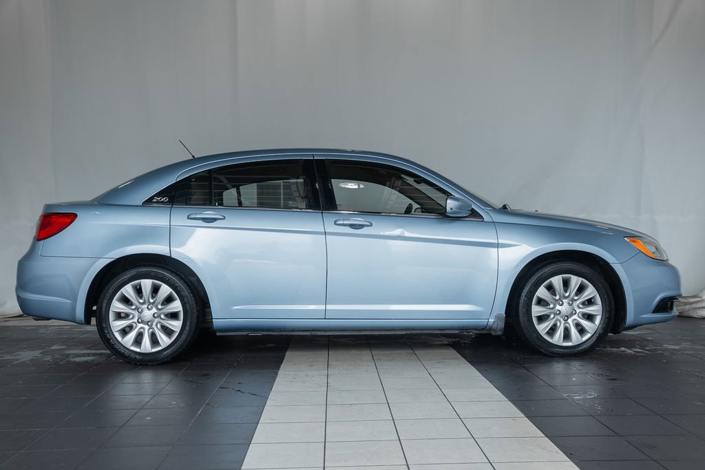 Used 2014 Chrysler 200 LX image 3