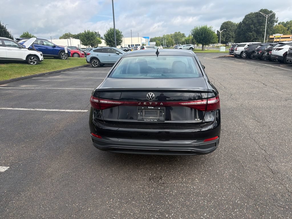Used 2025 Volkswagen Jetta SE FWD image 4