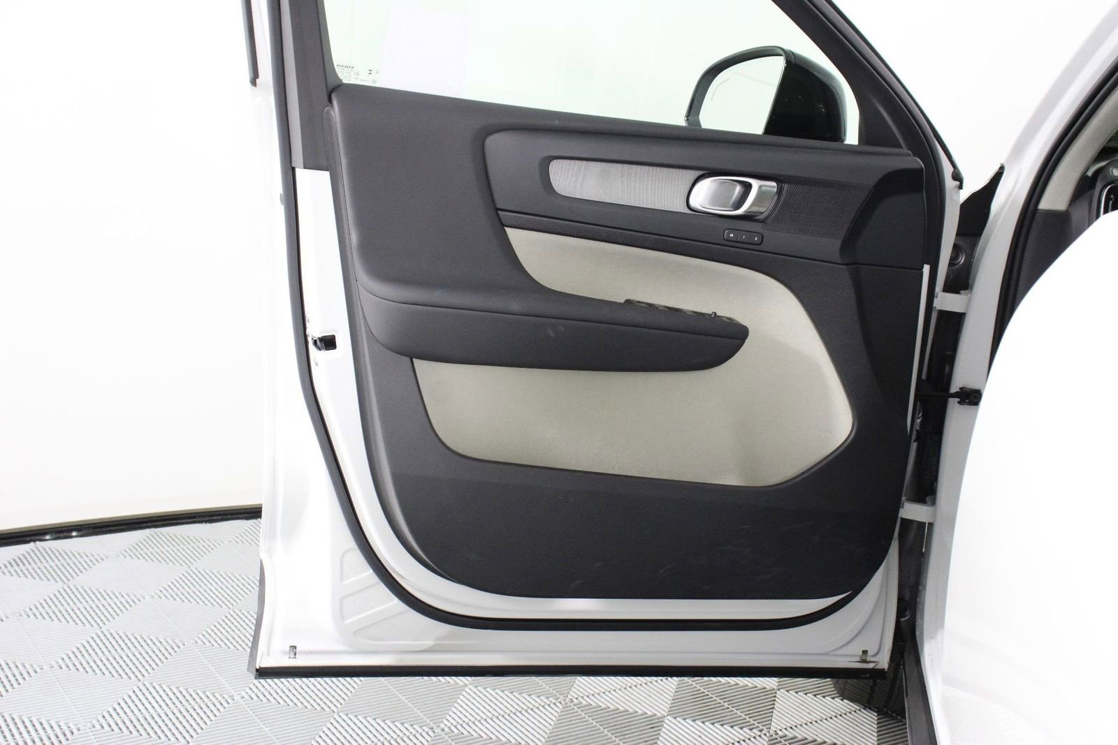 Used 2026 Volvo XC40 B5 Plus w/ Protection Package Premier AWD/4WD image 17