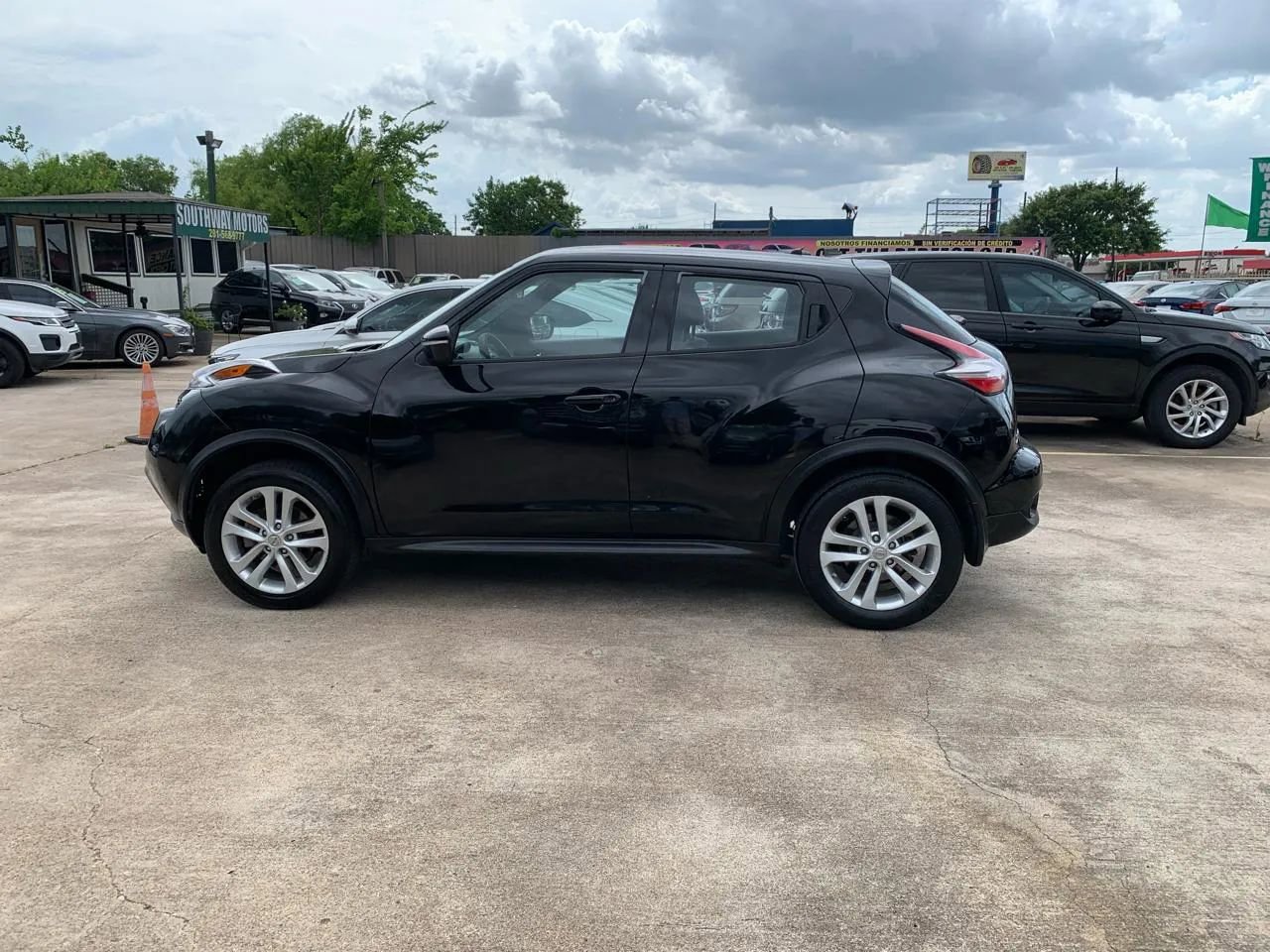 Used 2015 Nissan Juke S FWD image 9