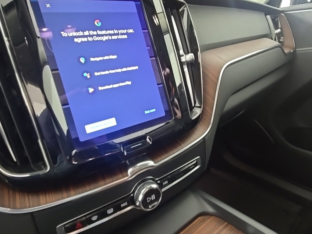 Certified 2023 Volvo XC60 B5 Plus w/ Climate Package image 20