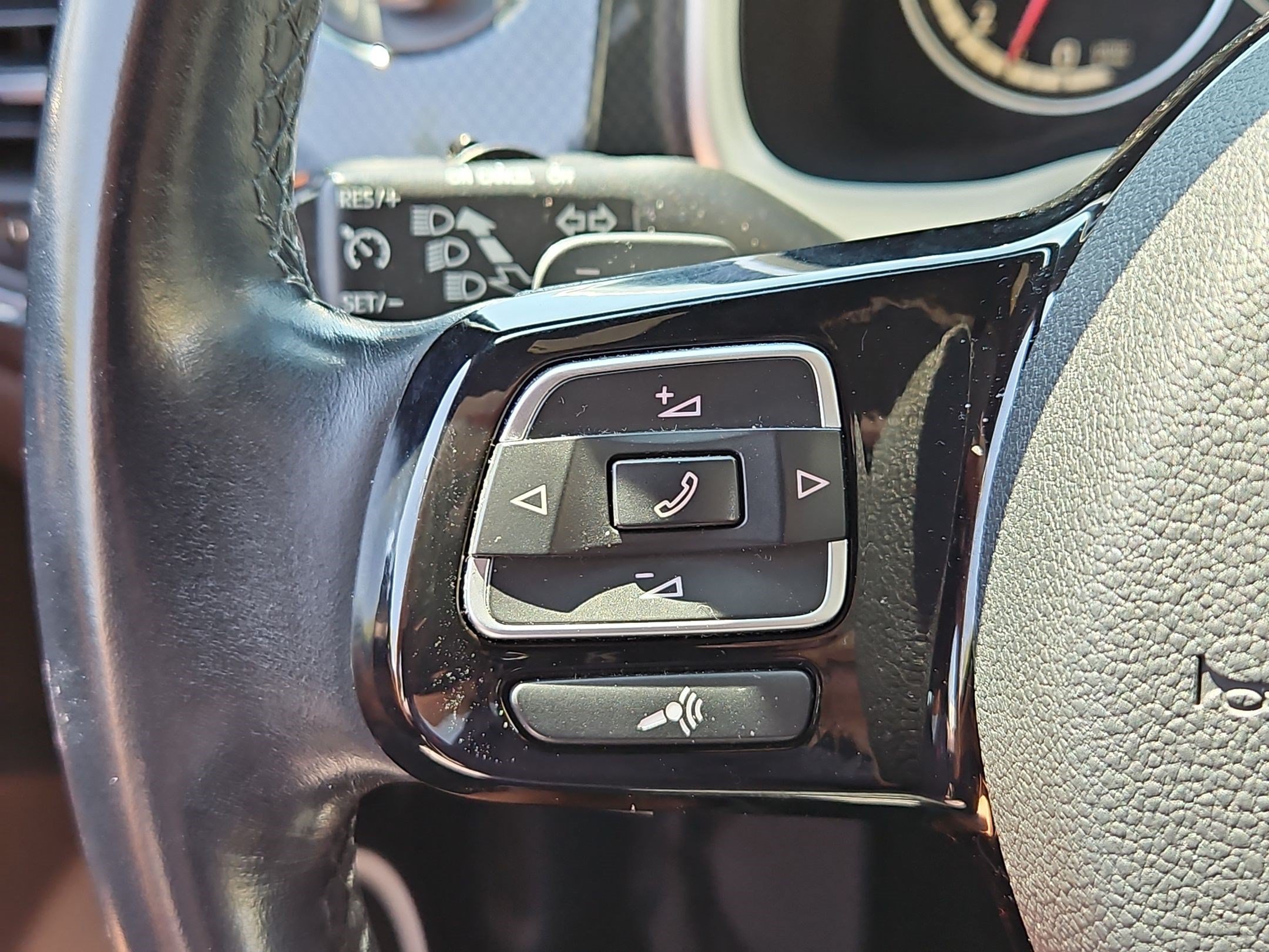 Used 2014 Volkswagen Beetle R-Line FWD image 17