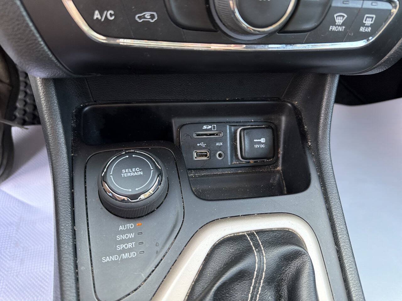 Used 2016 Jeep Cherokee Latitude w/ Cold Weather Group AWD/4WD image 24