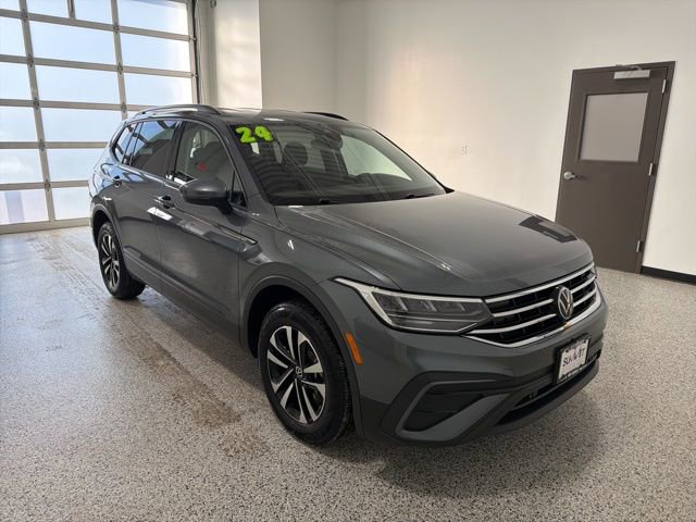 Used 2024 Volkswagen Tiguan S image 2