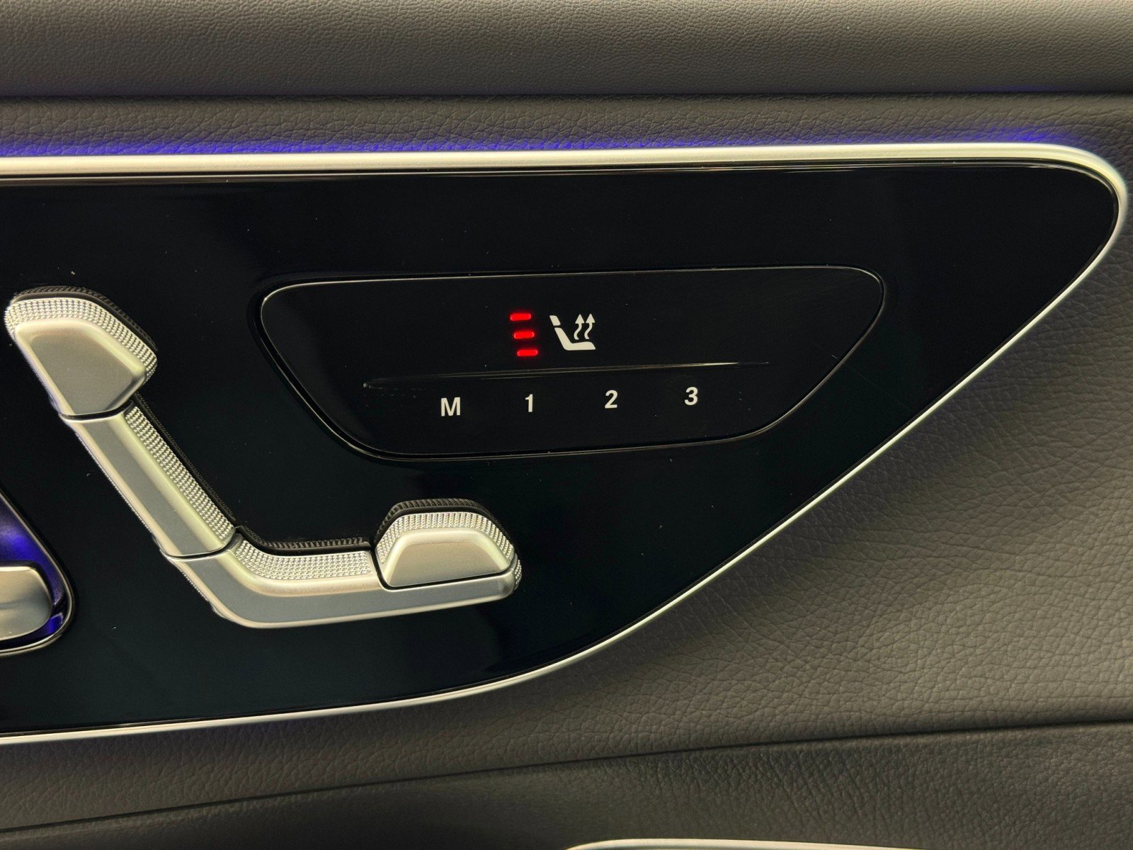 Used 2025 Mercedes-Benz GLC 300 4MATIC w/ AMG Line image 18