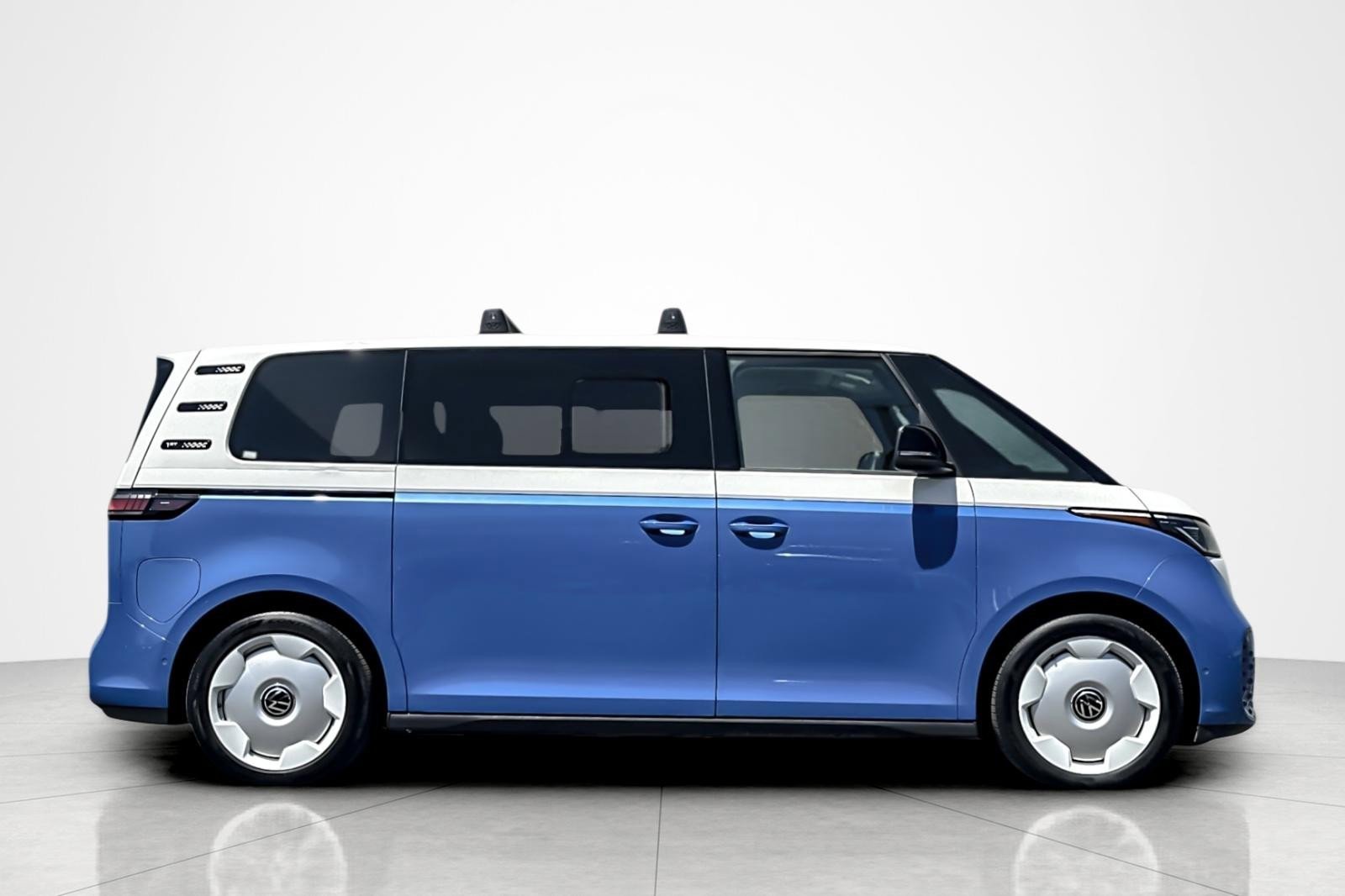 Used 2025 Volkswagen ID. Buzz 1st Edition RWD image 6