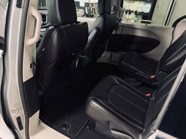 Certified 2024 Chrysler Pacifica Touring-L image 20