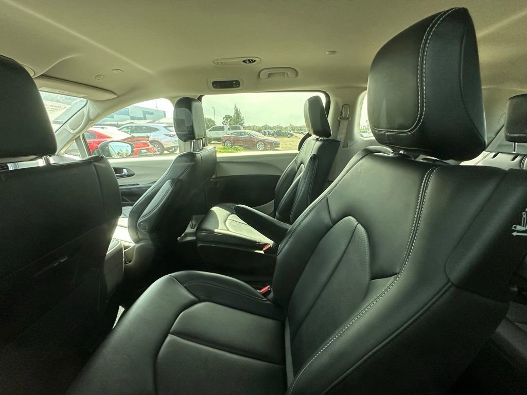 Used 2024 Chrysler Pacifica Select image 9