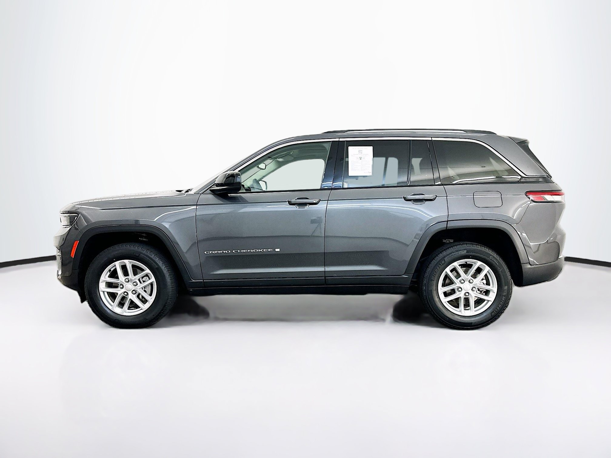 Used 2023 Jeep Grand Cherokee Laredo X AWD/4WD image 4