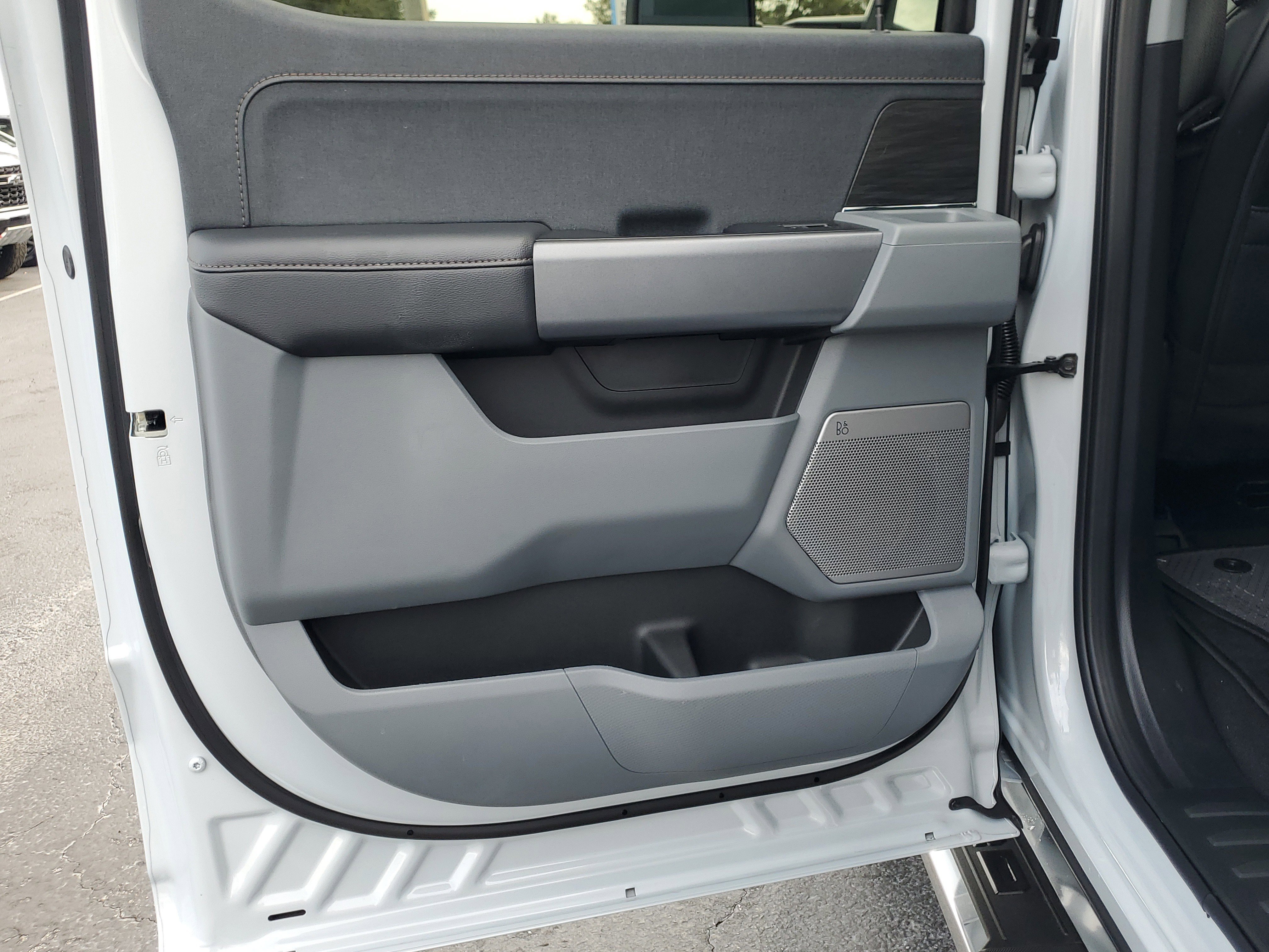 Used 2025 Ford F150 Lariat w/ Equipment Group 501A Mid image 10