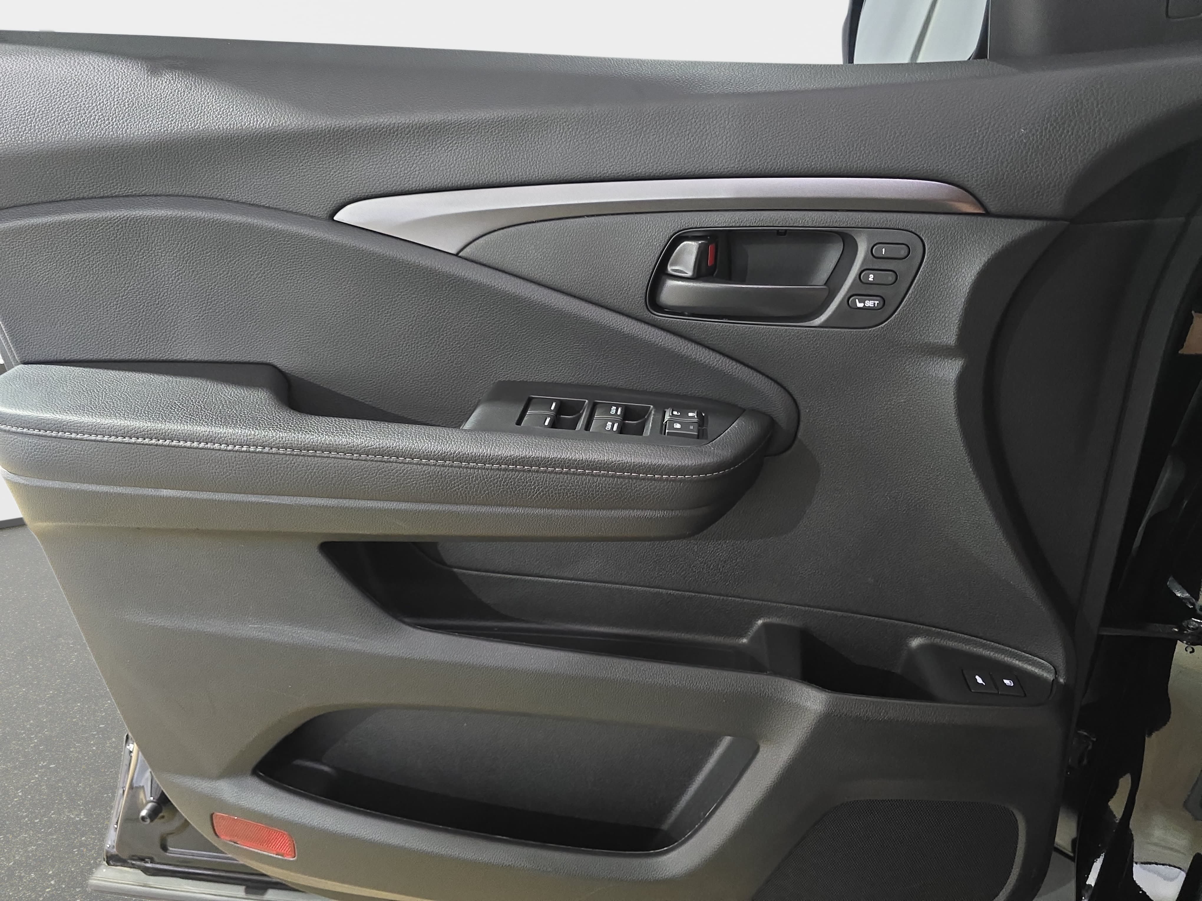 Certified 2025 Honda Passport EX-L image 24