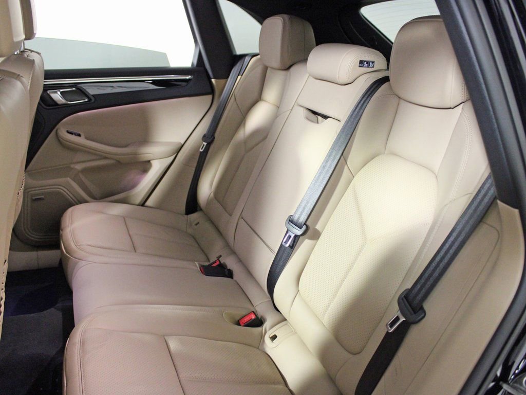 Certified 2025 Porsche Macan AWD/4WD image 32