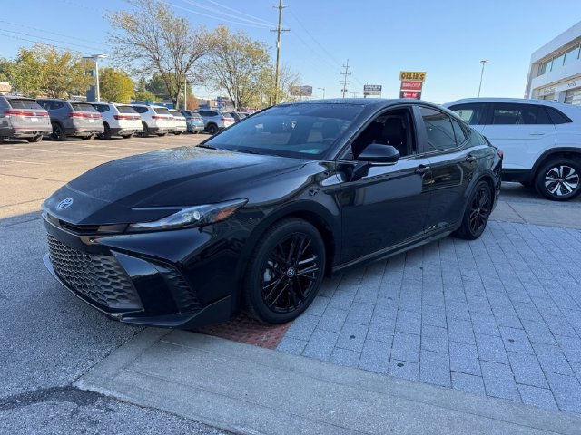 Used 2025 Toyota Camry SE FWD image 3