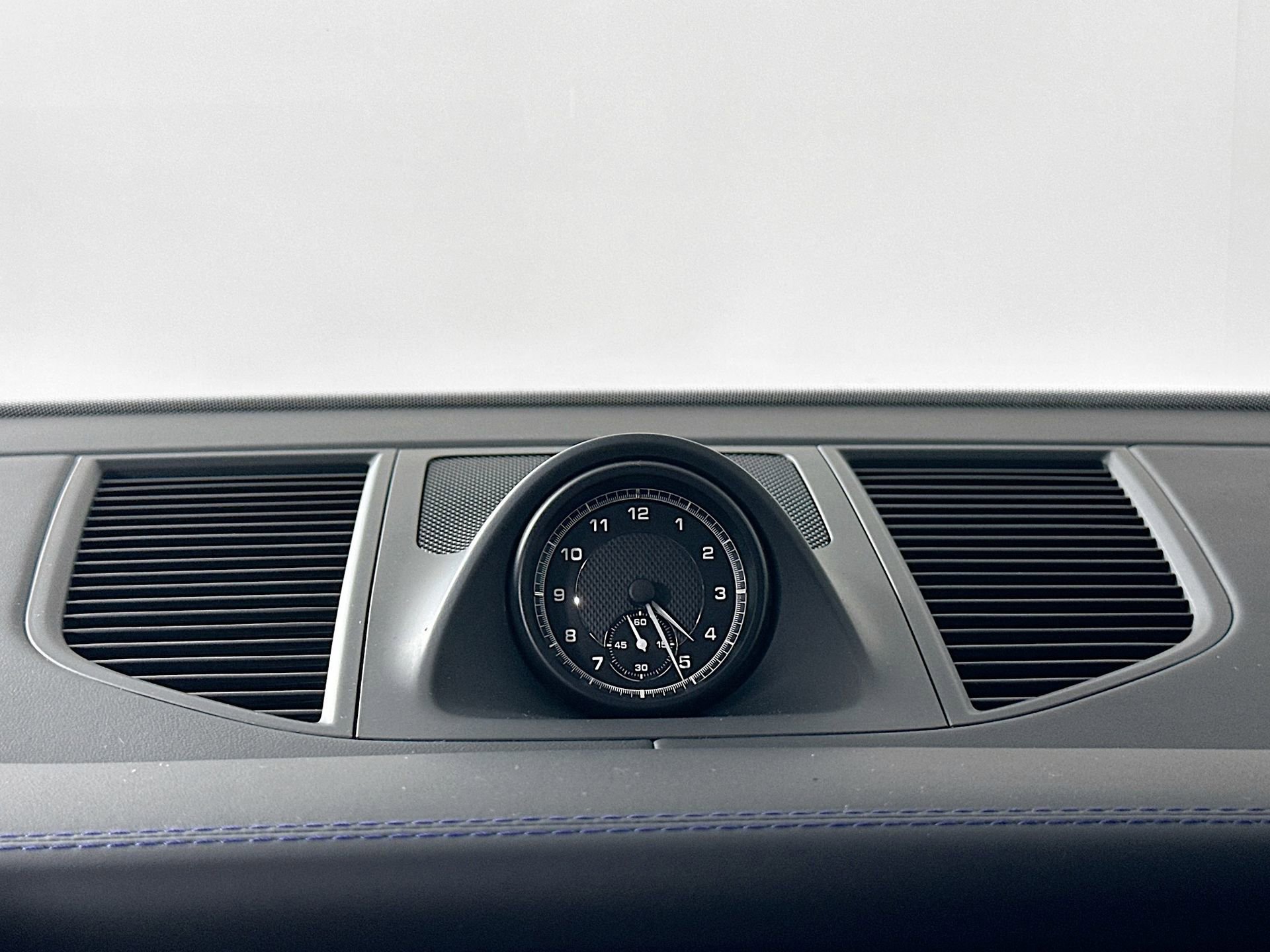 Certified 2025 Porsche Macan image 25