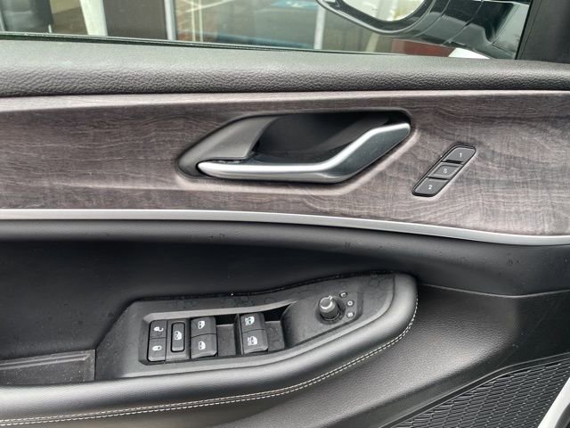 Used 2023 Jeep Grand Cherokee L Limited w/ Black Appearance Package image 5