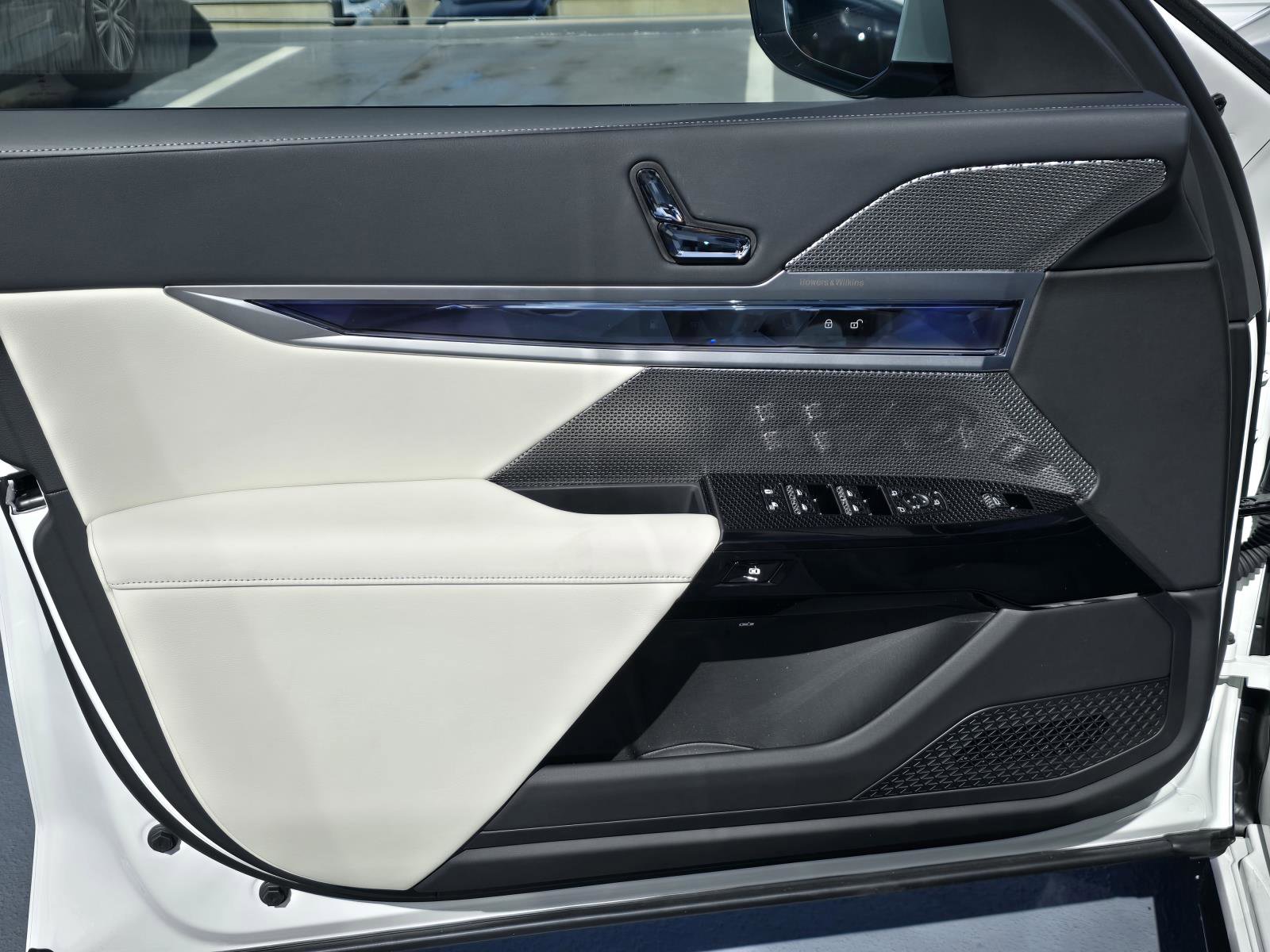 New 2026 BMW 750e xDrive image 17