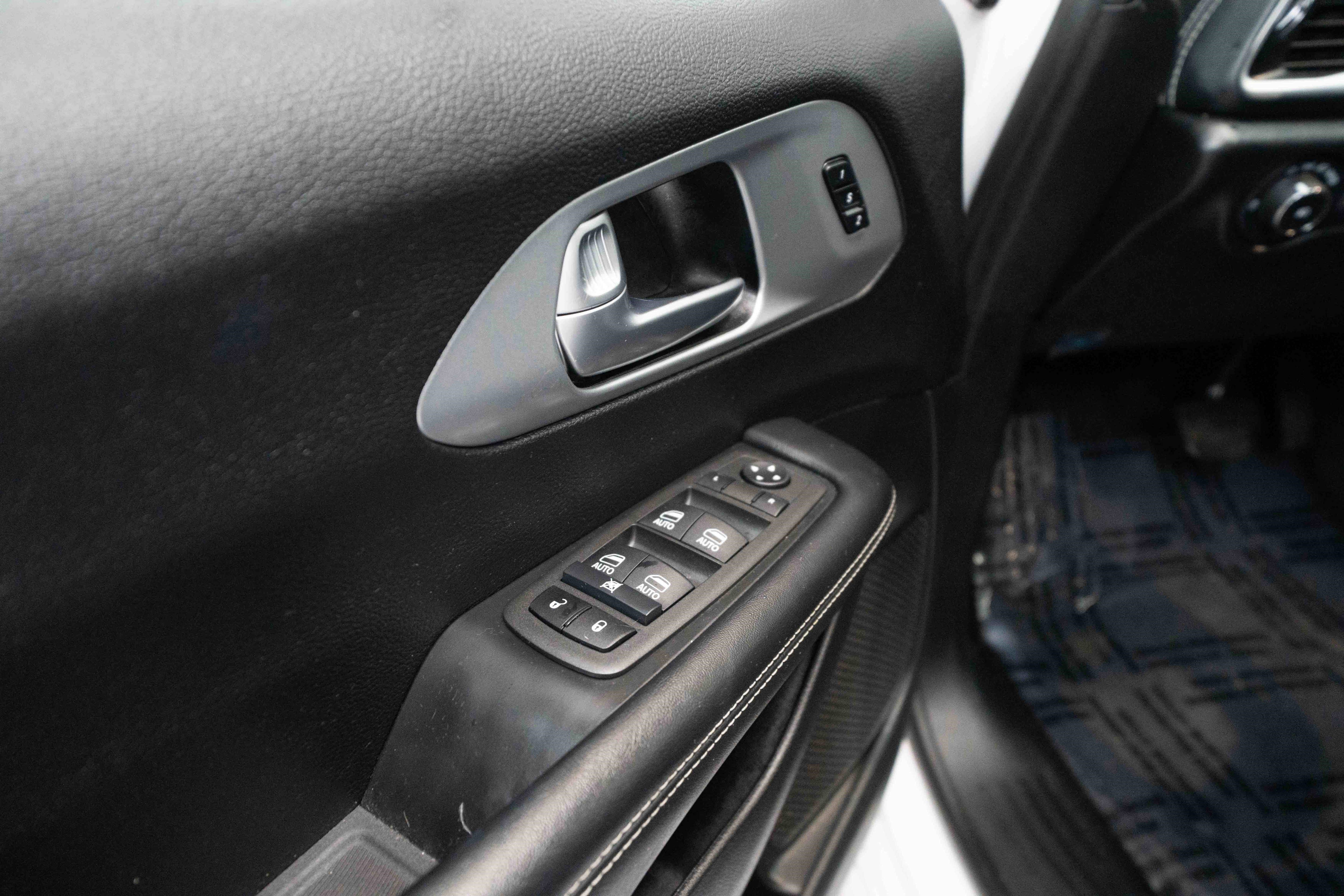 Used 2022 Chrysler Pacifica Touring-L w/ Uconnect Theater Family Group image 7