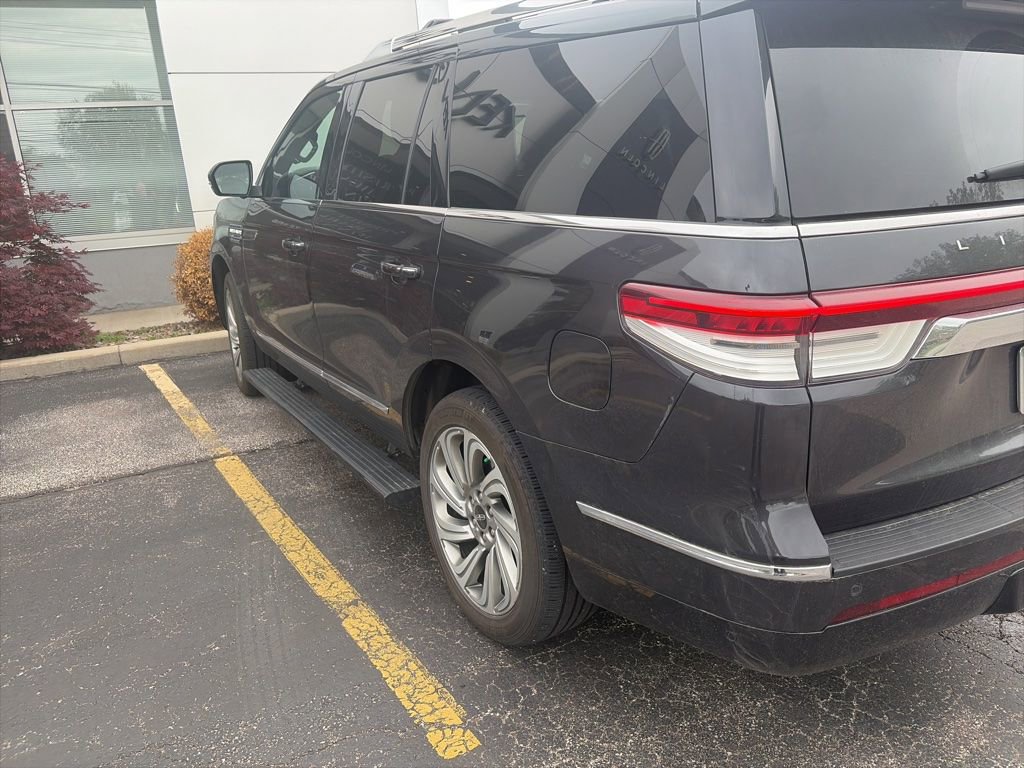 Used 2022 Lincoln Navigator Reserve AWD/4WD image 3