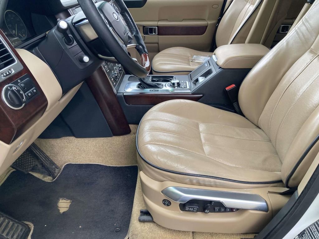 Used 2011 Land Rover Range Rover HSE image 12