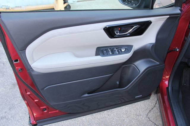Used 2025 Subaru Forester Limited AWD/4WD image 16