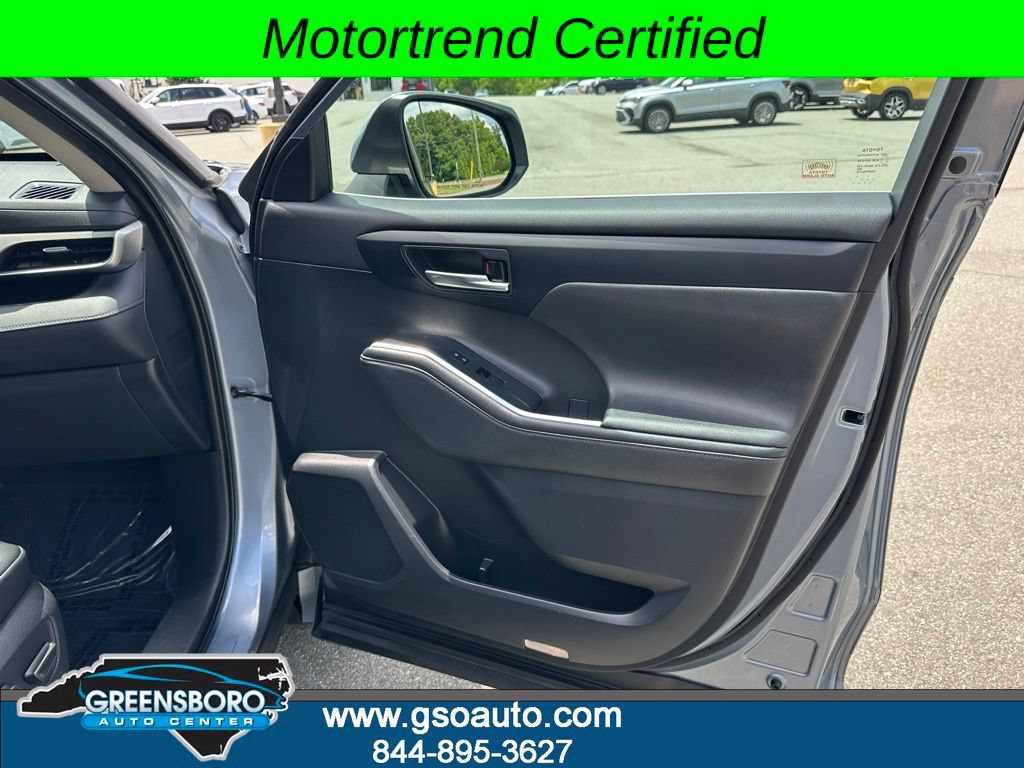 Used 2020 Toyota Highlander XLE AWD/4WD image 19