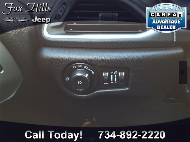 Used 2021 Chrysler Pacifica Limited w/ Uconnect Theater Family Group image 18