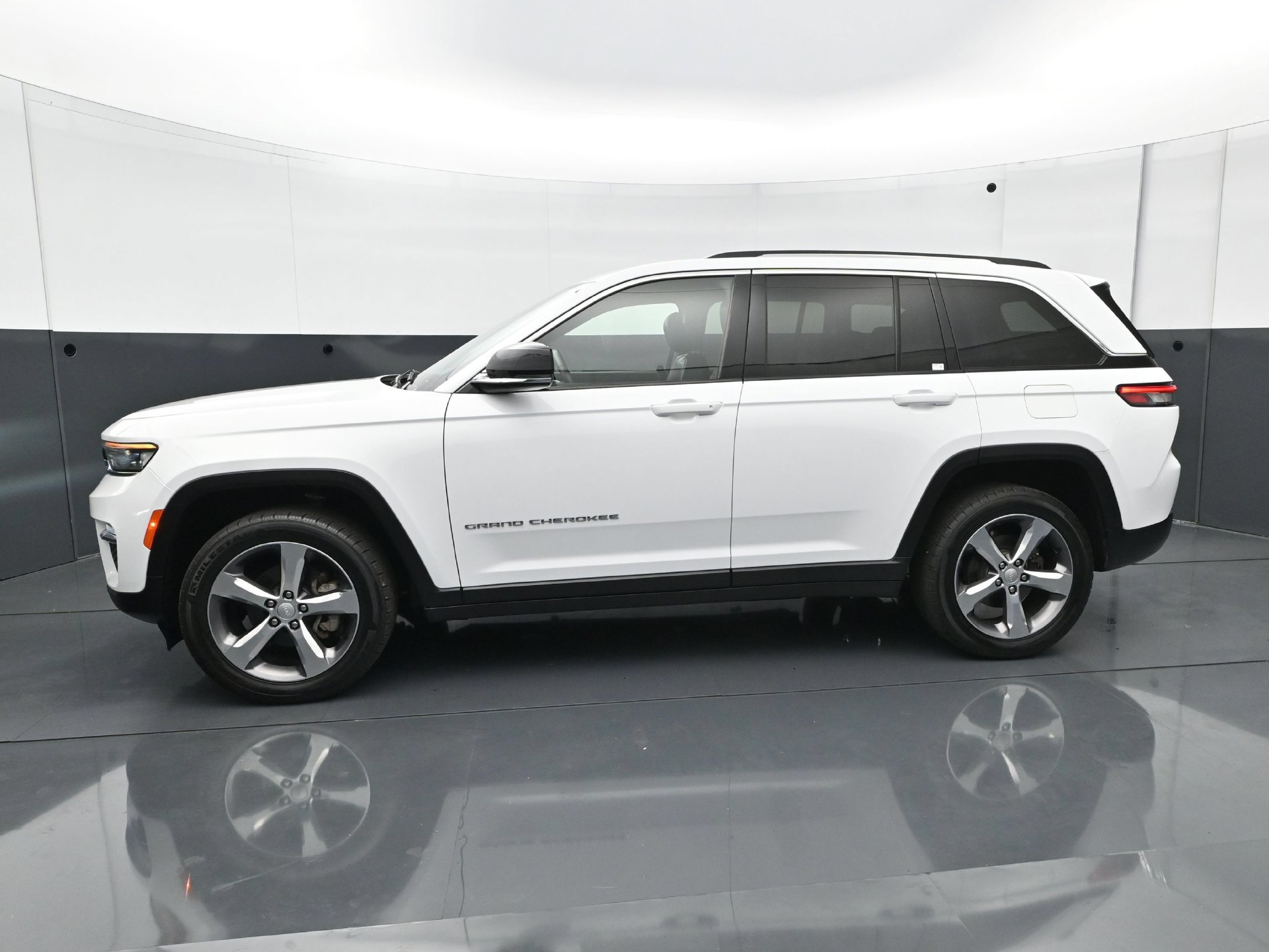 Used 2022 Jeep Grand Cherokee Limited AWD/4WD image 3