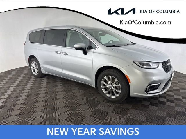 Used 2023 Chrysler Pacifica Touring-L image 1