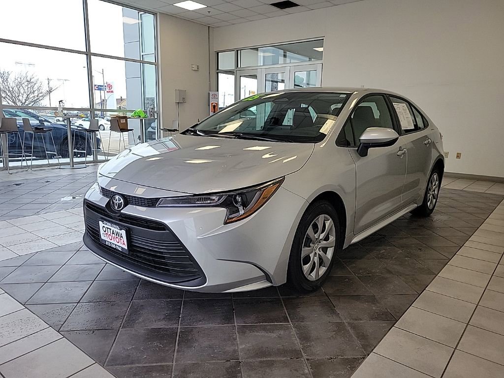 Used 2025 Toyota Corolla LE image 2