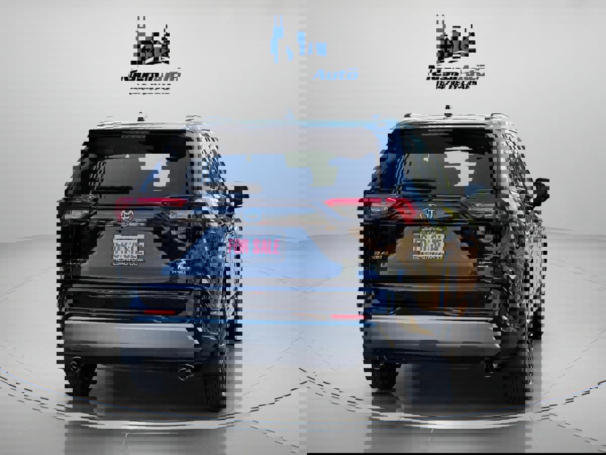 Used 2022 Toyota RAV4 SE image 5
