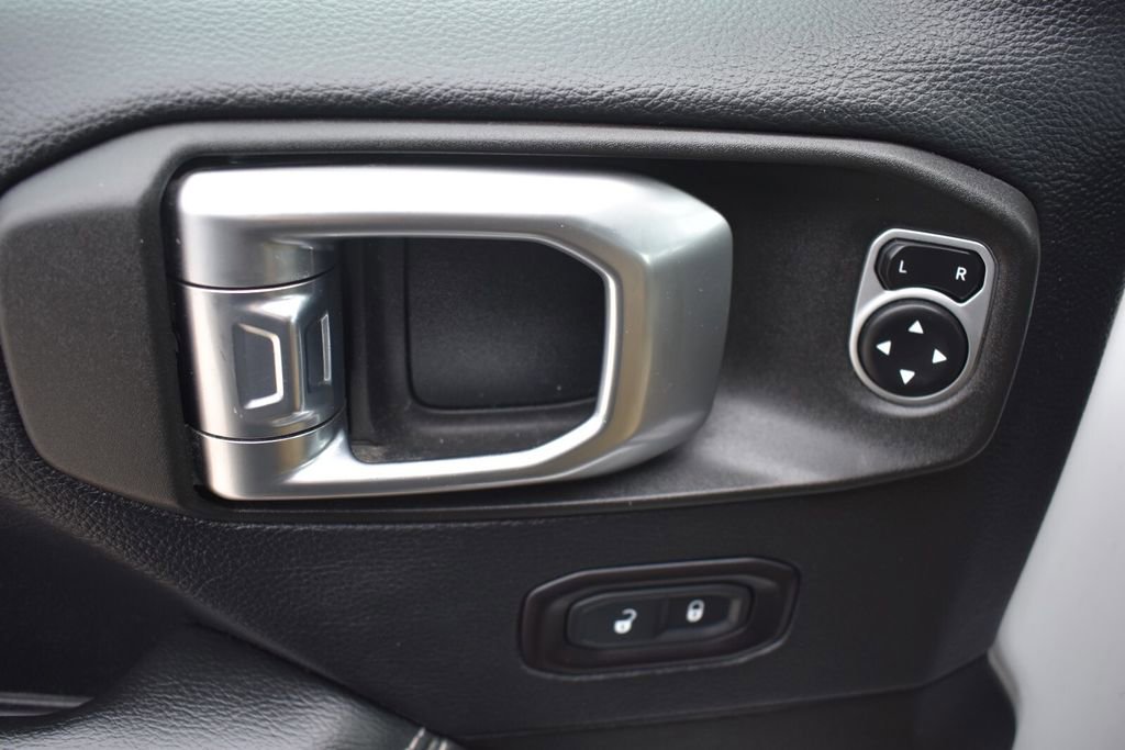 Used 2018 Jeep Wrangler Unlimited Sahara image 25