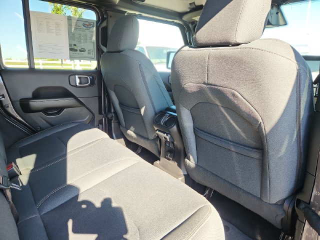 Used 2025 Jeep Wrangler Unlimited Sahara AWD/4WD image 30