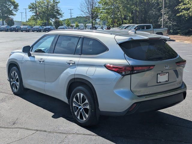 Used 2022 Toyota Highlander XLE AWD/4WD image 5