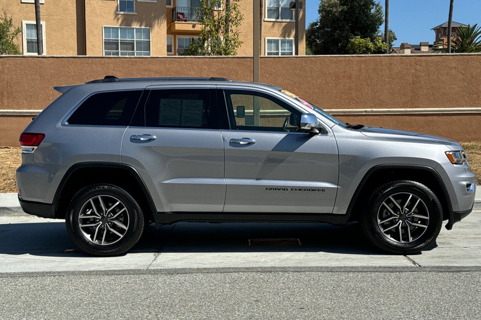 Certified 2021 Jeep Grand Cherokee Limited w/ Luxury Group II image 3