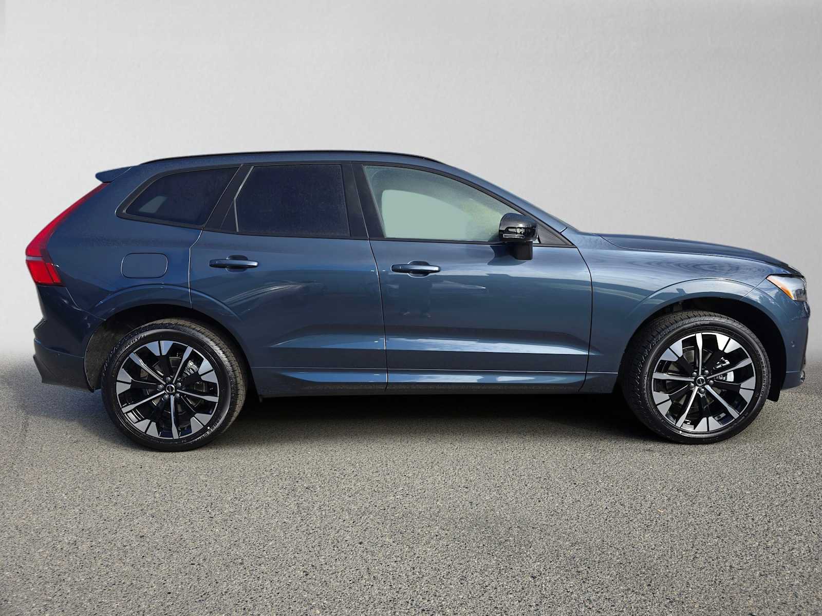 New 2027 Volvo XC60 B5 Plus AWD/4WD image 2