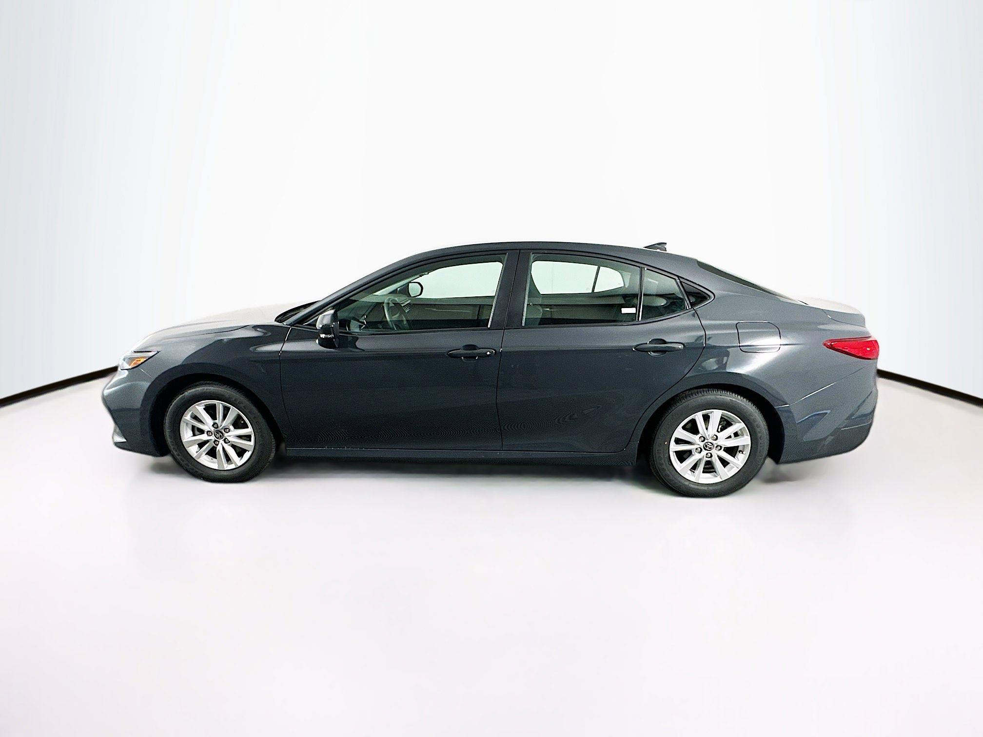 Used 2025 Toyota Camry LE image 4